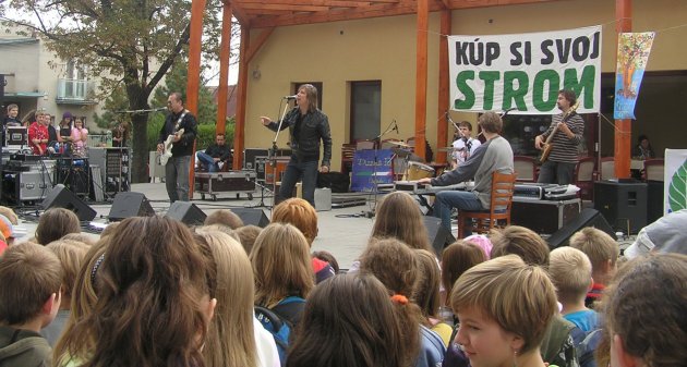 Peter Cmorík spieva lesoochranárskej škole v Ivanke pri Dunaji. Koncert odohral bez nároku na honorár, za čo jemu aj kapele ďakujeme.